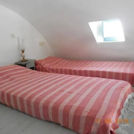 Lava Oia's Ia